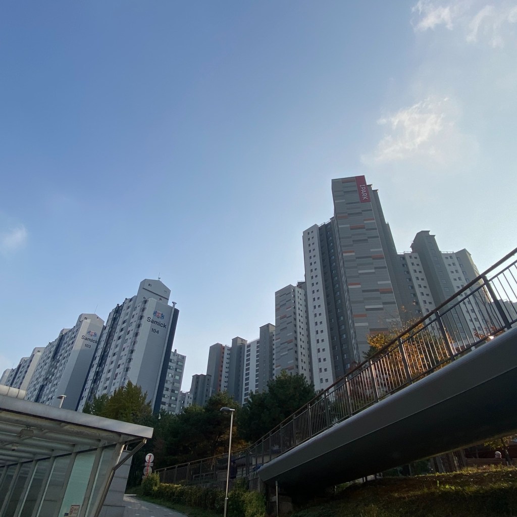 《韓國旅館隔音很差？拿「橡皮球掉地上」測分貝》